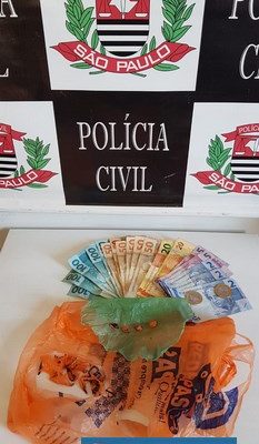 Foram apreendidos porções de crack, aparelho celular, diversos pedaços de plástico, além de R$ 858,00, em notas diversas. Foto: DIVULGAÇÃO