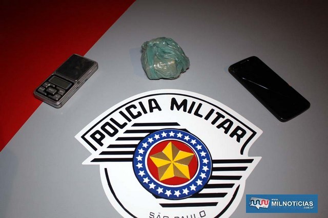 Foram apreendidos uma balança de precisão e um pequeno pedaço de maconha pesando 100 gramas. Foto: MANOEL MESSIAS/Agência