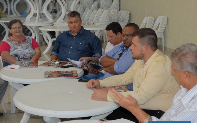 Prefeita Fátima (ao fundo), sentou com vereadores para discutir reajuste no vale alimentação aos servidores. Fotos: Assessoria de Comunicação