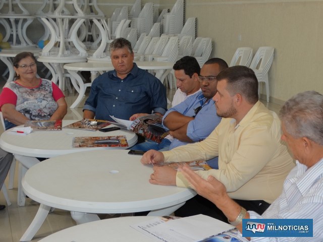 Prefeita Fátima (ao fundo), sentou com vereadores para discutir reajuste no vale alimentação aos servidores. Fotos: Assessoria de Comunicação