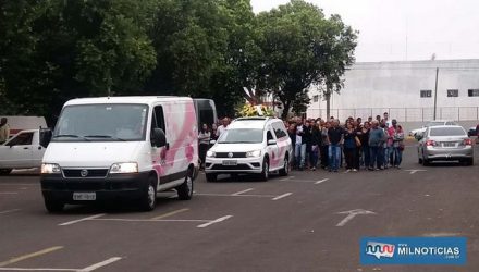 Dezenas de pessoas acompanharam o velório e sepultamento do corpo de Leandro Oliveira. Foto: MANOEL MESSIAS/Agência