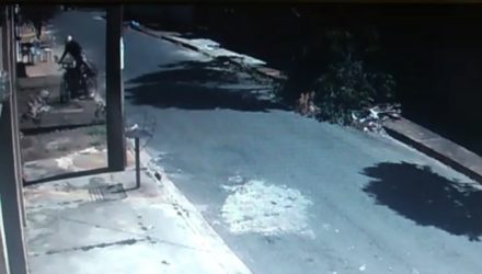 Piloto morre após bater em lixeira e poste em Goiânia (Foto: Reprodução/TV Anhanguera).