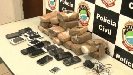 Maconha e celulares apreendidos em Três Lagoas — Foto: Polícia Civil/Divulgação.