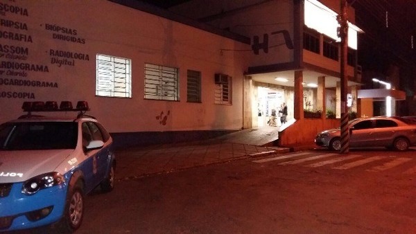Homem esfaqueado por mulher vai parar em hospital de Três Lagoas (MS) (Foto: Rádio Caçula).