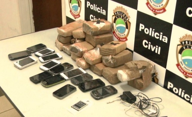 Maconha e celulares apreendidos em Três Lagoas — Foto: Polícia Civil/Divulgação.