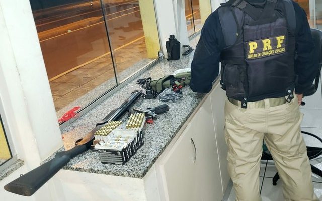 Armas e munições apreendidas pela PRF em MS — Foto: PRF/Divulgação.