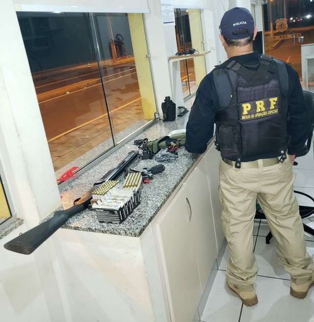 Armas e munições apreendidas pela PRF em MS — Foto: PRF/Divulgação.
