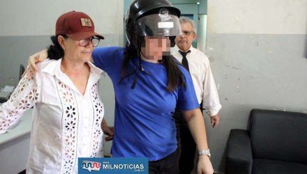 Ex-vereadora Célia da Stillu's (esq.), e uma parente se encaminham para uma viatura. Foto: MANOEL MESSIAS/Mil Noticias