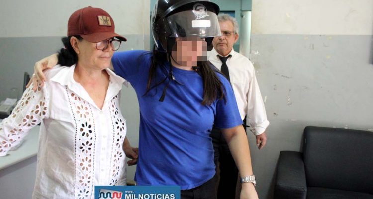 Ex-vereadora Célia da Stillu's (esq.), e uma parente se encaminham para uma viatura. Foto: MANOEL MESSIAS/Mil Noticias