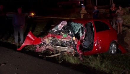 Carro fica destruído após idosa bater de frente com ônibus escola em Rodovia BR-153 (Foto: Reprodução/TV TEM).