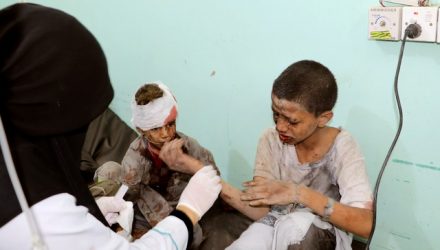 Crianças feridas em ataque no dia 9 de agosto em Saada, no Iêmen, são atendidas em hospital (Foto: Naif Rahma/Reuters).