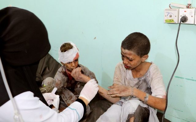 Crianças feridas em ataque no dia 9 de agosto em Saada, no Iêmen, são atendidas em hospital (Foto: Naif Rahma/Reuters).