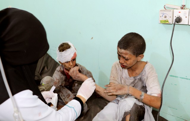 Crianças feridas em ataque no dia 9 de agosto em Saada, no Iêmen, são atendidas em hospital (Foto: Naif Rahma/Reuters).