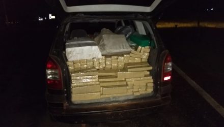 Carro furtado em SP recuperado com drogas em MS (Foto: DOF/Divulgação).