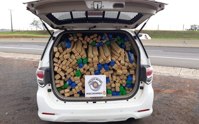Grande quantidade de droga estava em fundo falso de veículo Ford F4000 — Foto: Polícia Rodoviária/Cedida.