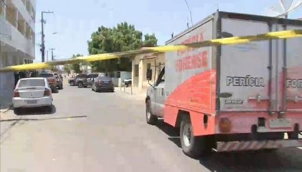 Perícia na rua da cadeia pública na manhã deste sábado (15) — Foto: Reprodução/TV Verdes Mares.