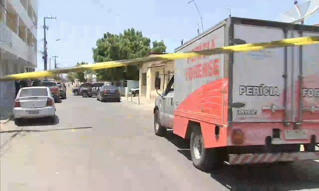 Perícia na rua da cadeia pública na manhã deste sábado (15) — Foto: Reprodução/TV Verdes Mares.
