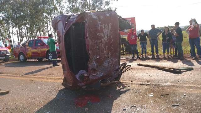 Motorista de caminhonete carregada de abacaxi morreu após bater em caminhão, na BR-163. — Foto: Cido Costa / Site Dourados Agora.