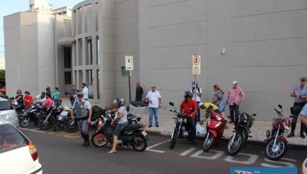 Ação educativa no trânsito de Andradina aconteceu na tarde de sexta-feira (21), no cruzamento da rua Bandeirantes com Av. Guanabara. Fotos: MANOEL MESSIAS/Agência