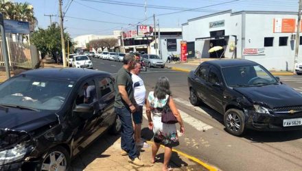 Corsa e Gol bateram de bico, sofrendo praticamente os mesmos tipos de prejuízos materiais, porém, de lados inversos. Foto: DIVULGAÇÃO