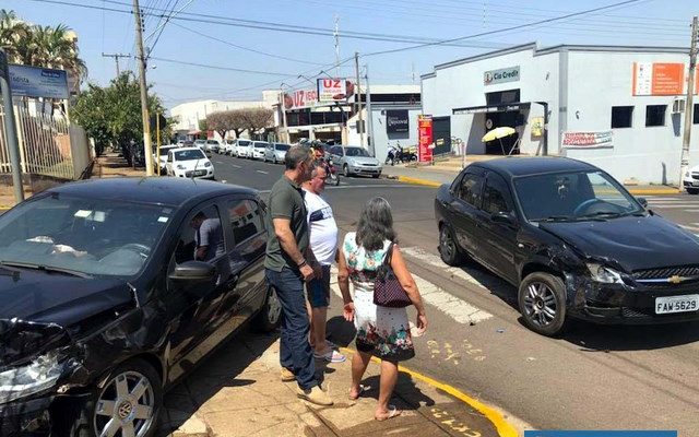 Corsa e Gol bateram de bico, sofrendo praticamente os mesmos tipos de prejuízos materiais, porém, de lados inversos. Foto: DIVULGAÇÃO