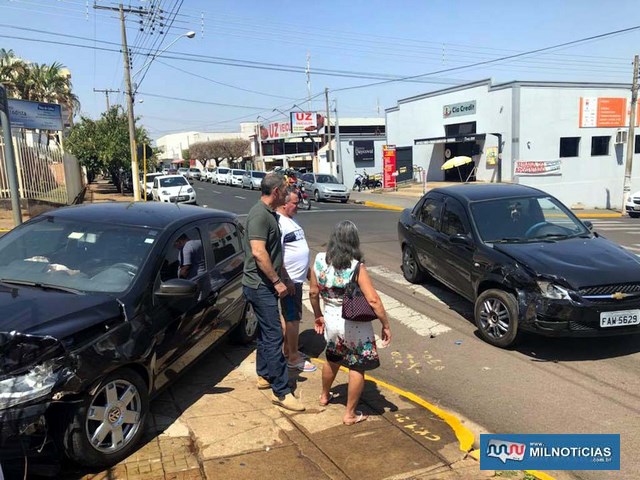 Corsa e Gol bateram de bico, sofrendo praticamente os mesmos tipos de prejuízos materiais, porém, de lados inversos. Foto: DIVULGAÇÃO