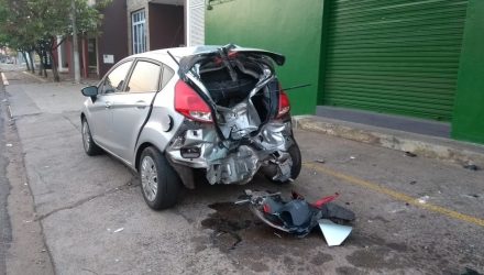 De acordo com a Polícia Militar, rapaz morreu no local após bater a moto contra um veículo estacionado. Fotos: DIVULGAÇÃO