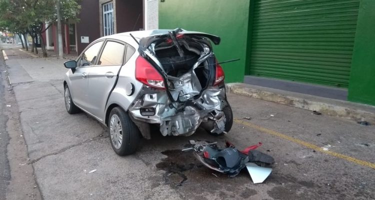 De acordo com a Polícia Militar, rapaz morreu no local após bater a moto contra um veículo estacionado. Fotos: DIVULGAÇÃO