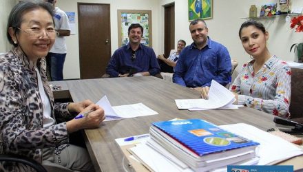 Tamiko durante assinatura de contrato de concessão por 5 anos com a empresa vencedora do processo licitatório. Foto: Secom/Prefeitura