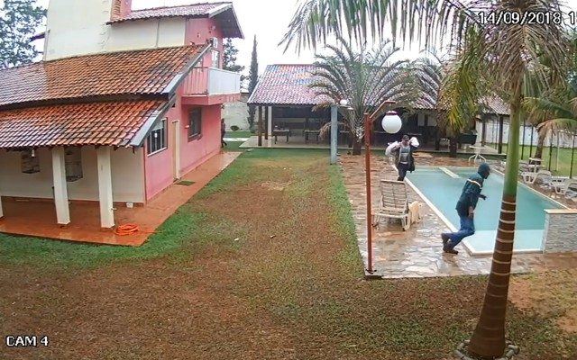 Câmeras de segurança registram assalto a chácara em Ribeirão Preto — Foto: Reprodução.