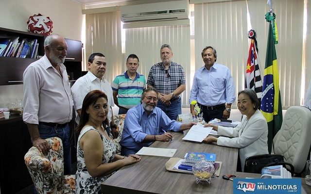 Tamiko assina Protocolo de Intenção para a regularização dos imóveis dos bairros. Foto: Secom/Prefeitura