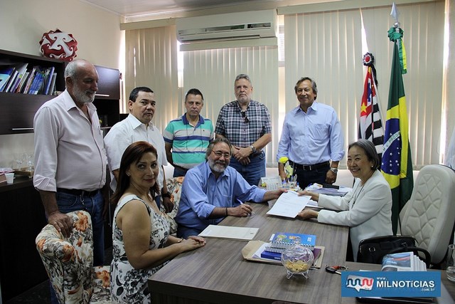Tamiko assina Protocolo de Intenção para a regularização dos imóveis dos bairros. Foto: Secom/Prefeitura
