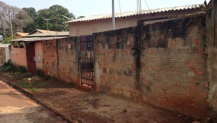 Suspeito foi atingido por tiros em telhado de residência — Foto: Osvaldo Nóbrega/TV Morena.