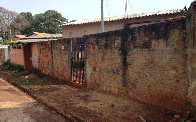 Suspeito foi atingido por tiros em telhado de residência — Foto: Osvaldo Nóbrega/TV Morena.