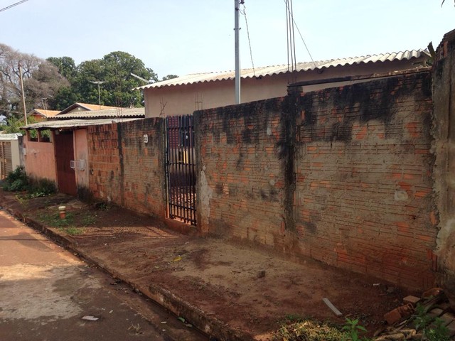Suspeito foi atingido por tiros em telhado de residência — Foto: Osvaldo Nóbrega/TV Morena.