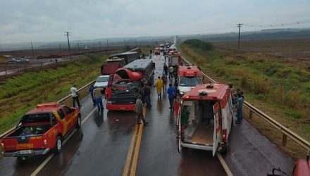 Acidente entre três carretas e van, deixam 9 feridos na BR-463, em Dourados (MS) — Foto: Adilson Domingos.