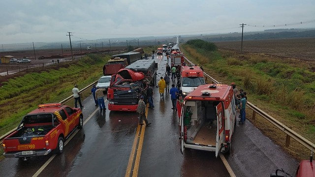 Acidente entre três carretas e van, deixam 9 feridos na BR-463, em Dourados (MS) — Foto: Adilson Domingos.
