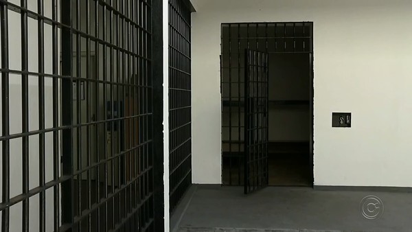 Segundo a polícia, a cadeia de Ilha Solteira já foi reformada, mas está há 9 meses aguardando liberação — Foto: TV TEM/Reprodução