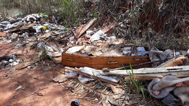 Caixões foram encontrados abandonados em área de mata perto do cemitério de Ilha Solteira — Foto: Douglas Cossi/ilhadenoticias