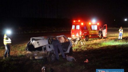 Veículo VW Gol, na cor branco, ficou totalmente destruído após o capotamento na rodovia ‘Integração’. Fotos: MANOEL MESSIAS/Agência