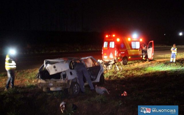 Veículo VW Gol, na cor branco, ficou totalmente destruído após o capotamento na rodovia ‘Integração’. Fotos: MANOEL MESSIAS/Agência