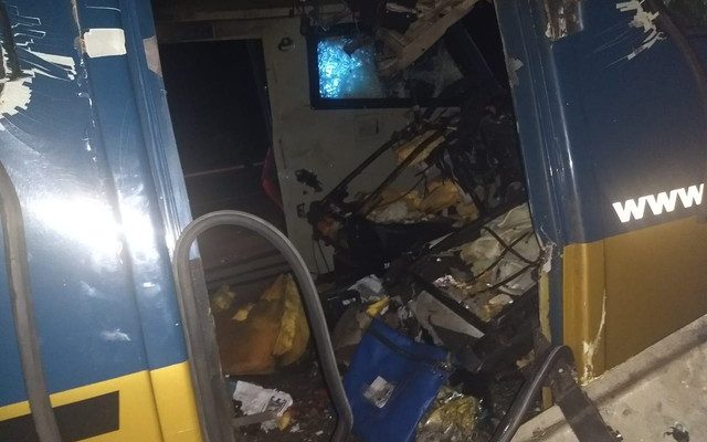 Carro-forte ficou revirado após tentativa de assalto no Rodoanel, em Suzano. — Foto: Polícia/Divulgação