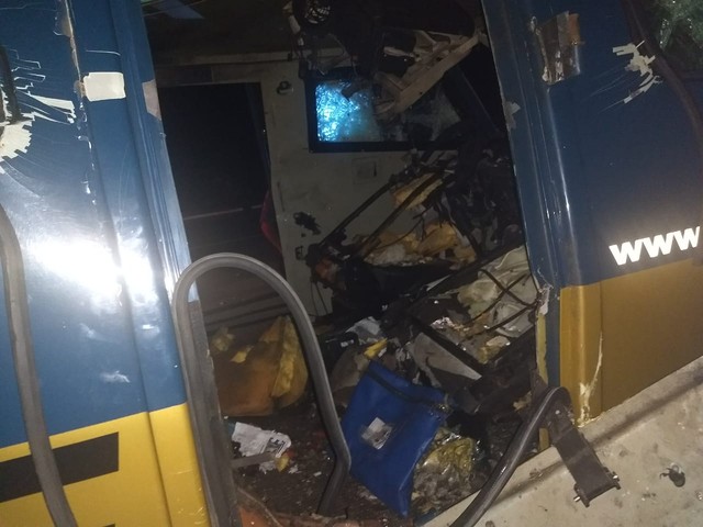 Carro-forte ficou revirado após tentativa de assalto no Rodoanel, em Suzano. — Foto: Polícia/Divulgação
