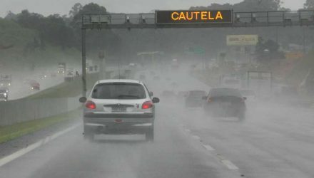 Dicas para dirigir na chuva com segurança. Foto: AFOB Express