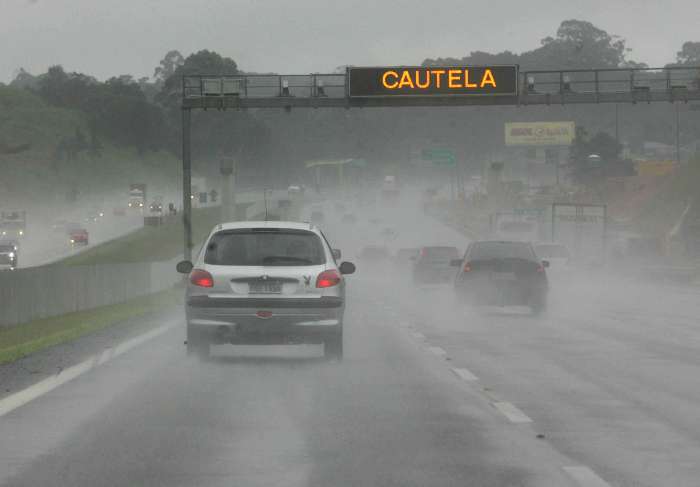 Dicas para dirigir na chuva com segurança. Foto: AFOB Express