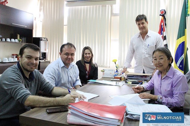 Tamiko assina convênio com a Firb que visa à integração para as áreas da saúde com fins de ensino, extensão e pesquisa. Foto: Secom/Prefeitura