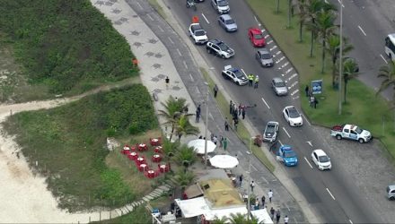 Homem foi morto na Avenida Lúcio Costa, na Barra da Tijuca, na Zona Oeste do Rio (Foto: Reprodução/ TV Globo).