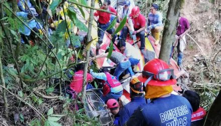 Equipes de resgate atuam em local onde um ônibus se acidentou na estrada perto de Balsas, na província de El Oro, no Equador, na terça-feira (18) — Foto: HO/Servicio Integrado de Seguridad ECU 911/AFP