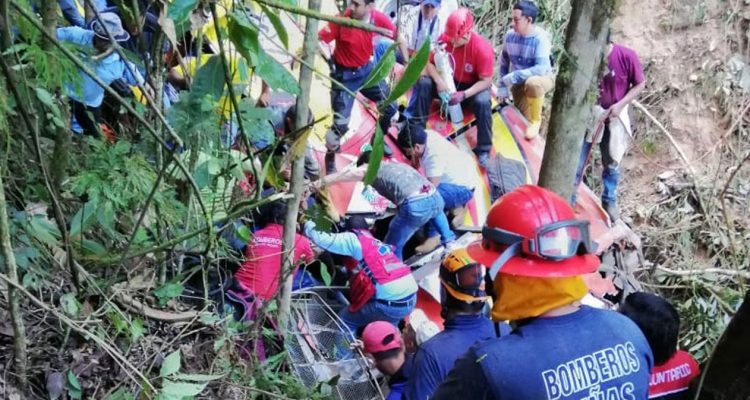 Equipes de resgate atuam em local onde um ônibus se acidentou na estrada perto de Balsas, na província de El Oro, no Equador, na terça-feira (18) — Foto: HO/Servicio Integrado de Seguridad ECU 911/AFP
