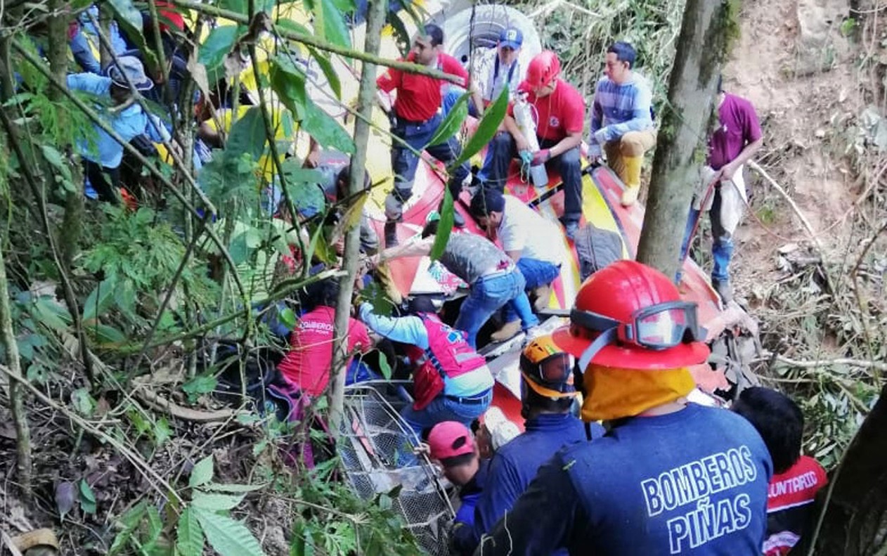 Equipes de resgate atuam em local onde um ônibus se acidentou na estrada perto de Balsas, na província de El Oro, no Equador, na terça-feira (18) — Foto: HO/Servicio Integrado de Seguridad ECU 911/AFP